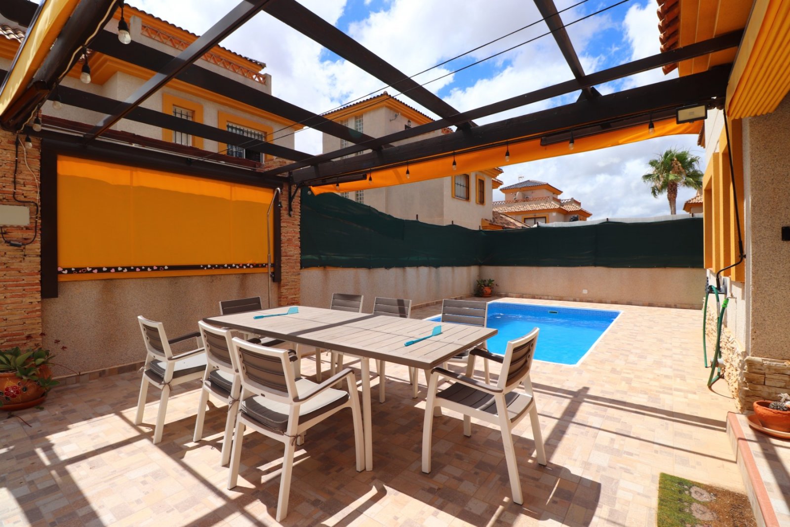 Maison jumelée avec 3 chambres, 2 salles de bains, une terrasse sur le toit et une piscine privée