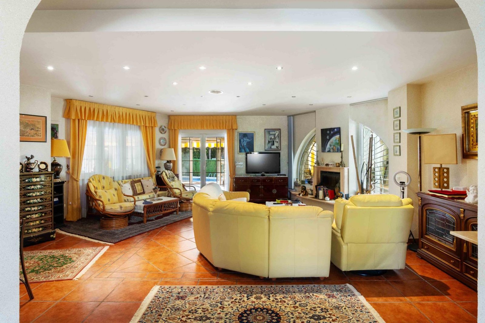 Magnifique villa comprenant 3 chambres, 4 salles de bains, une salle de sport, un sauna, un garage et une piscine privée, à seulement 1 km de la plage