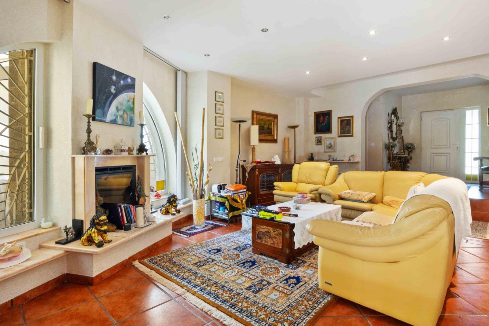 Magnifique villa comprenant 3 chambres, 4 salles de bains, une salle de sport, un sauna, un garage et une piscine privée, à seulement 1 km de la plage