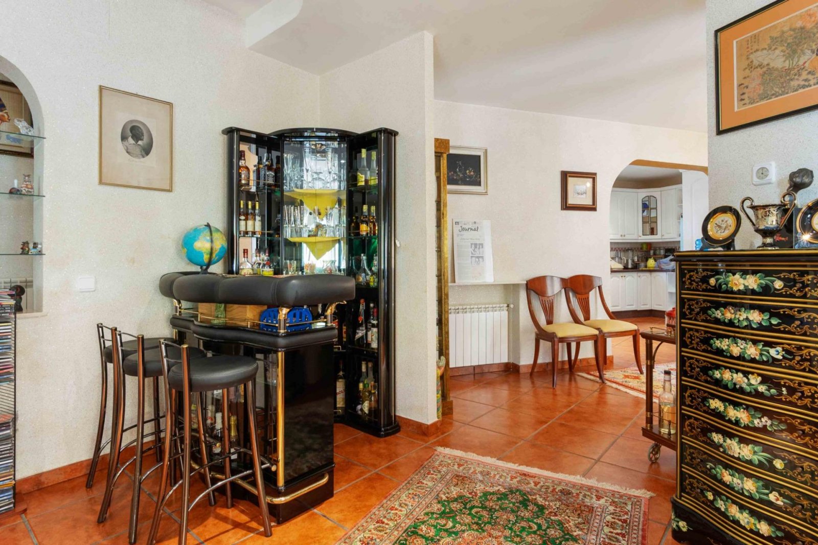 Magnifique villa comprenant 3 chambres, 4 salles de bains, une salle de sport, un sauna, un garage et une piscine privée, à seulement 1 km de la plage