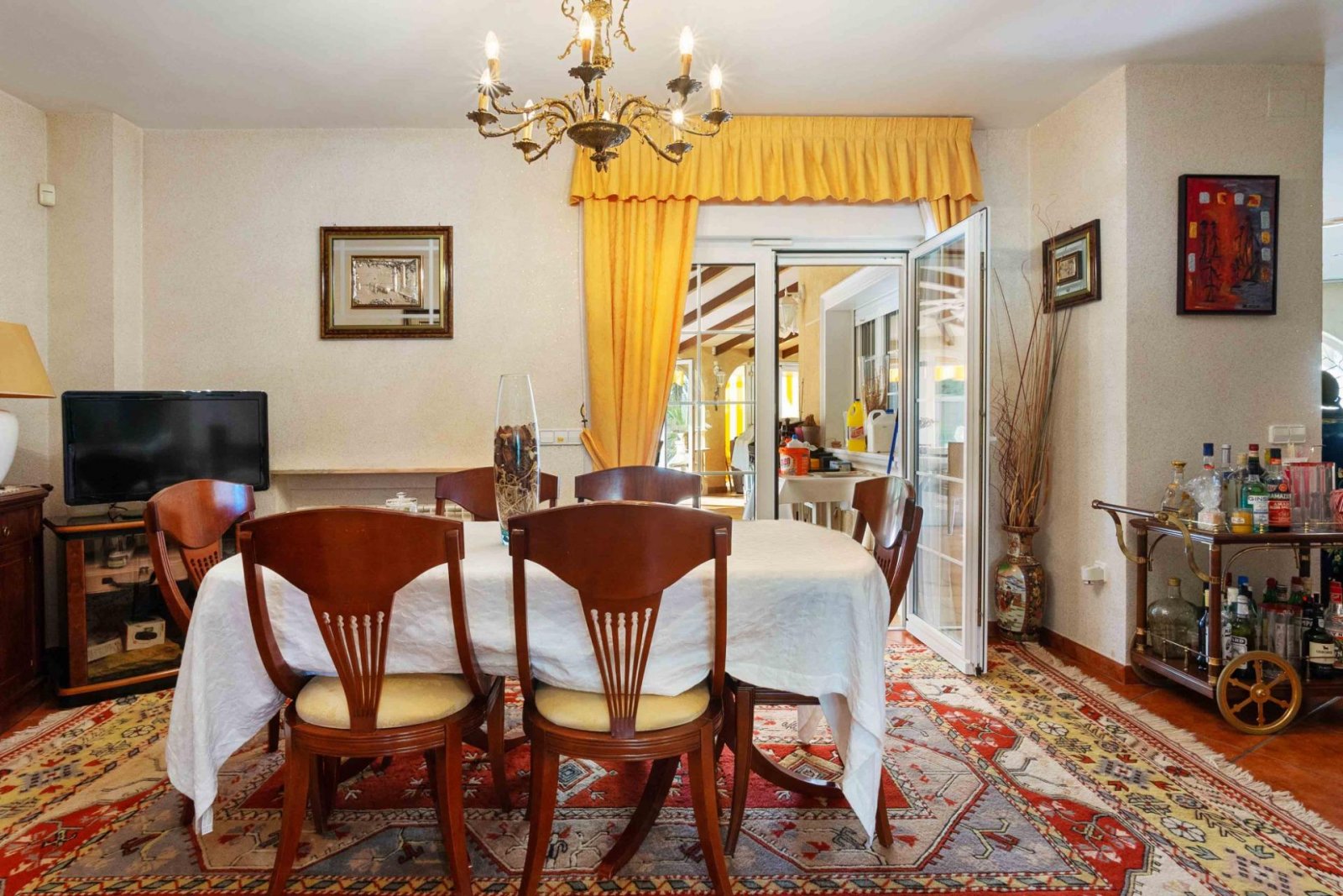 Magnifique villa comprenant 3 chambres, 4 salles de bains, une salle de sport, un sauna, un garage et une piscine privée, à seulement 1 km de la plage