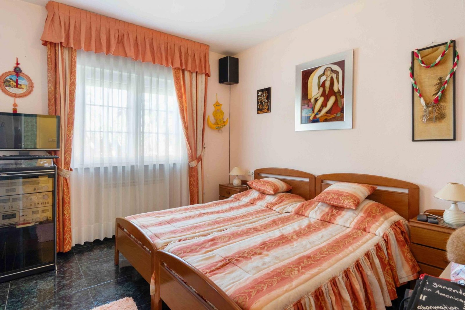Magnifique villa comprenant 3 chambres, 4 salles de bains, une salle de sport, un sauna, un garage et une piscine privée, à seulement 1 km de la plage