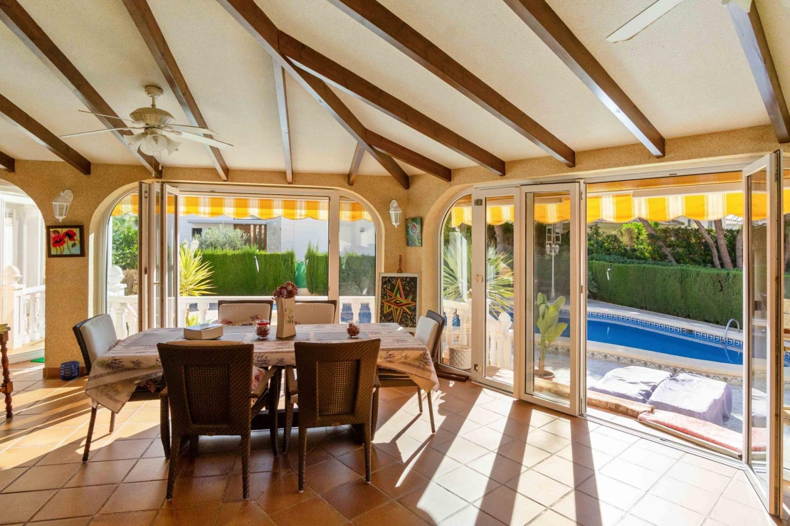 Magnifique villa comprenant 3 chambres, 4 salles de bains, une salle de sport, un sauna, un garage et une piscine privée, à seulement 1 km de la plage