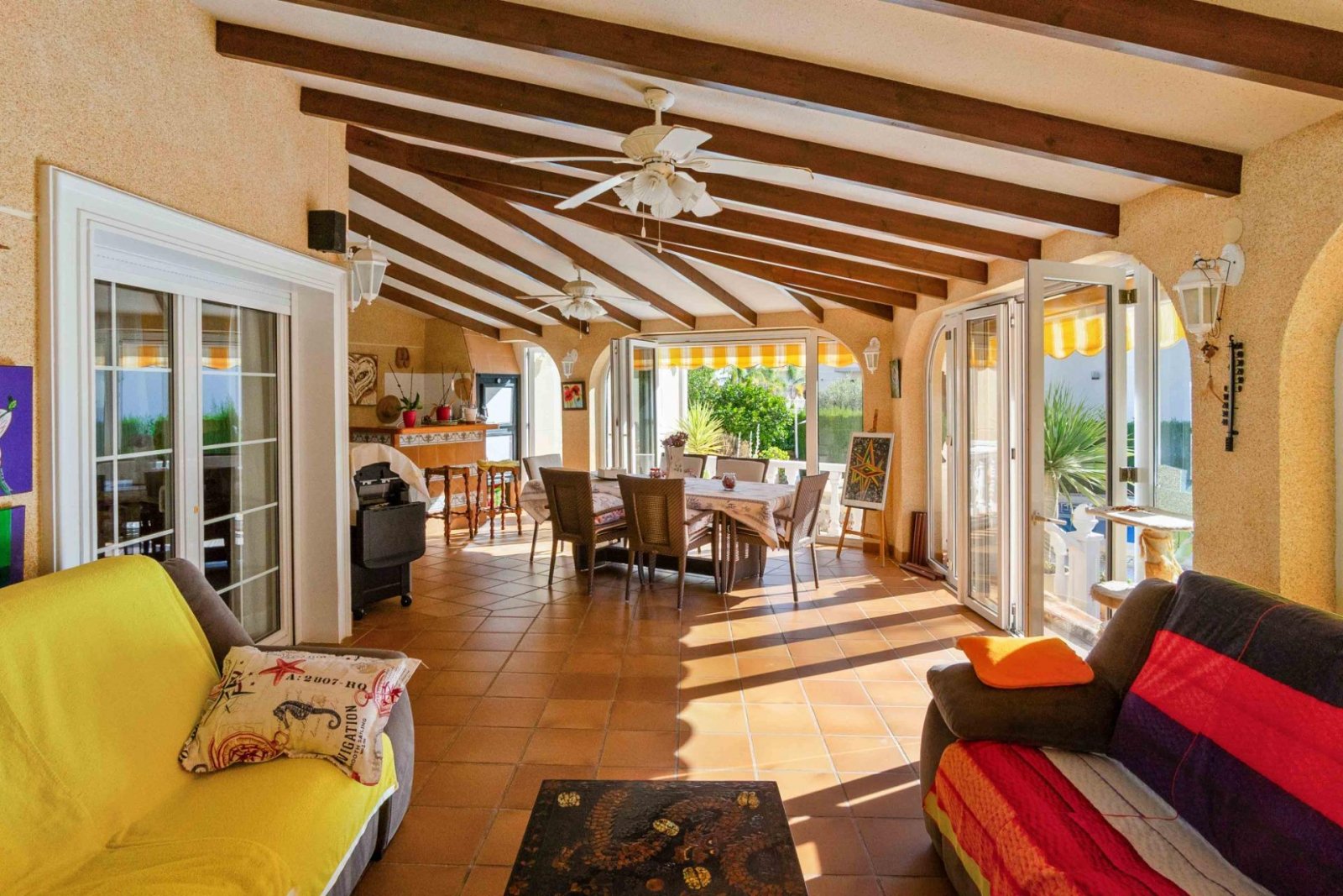 Magnifique villa comprenant 3 chambres, 4 salles de bains, une salle de sport, un sauna, un garage et une piscine privée, à seulement 1 km de la plage