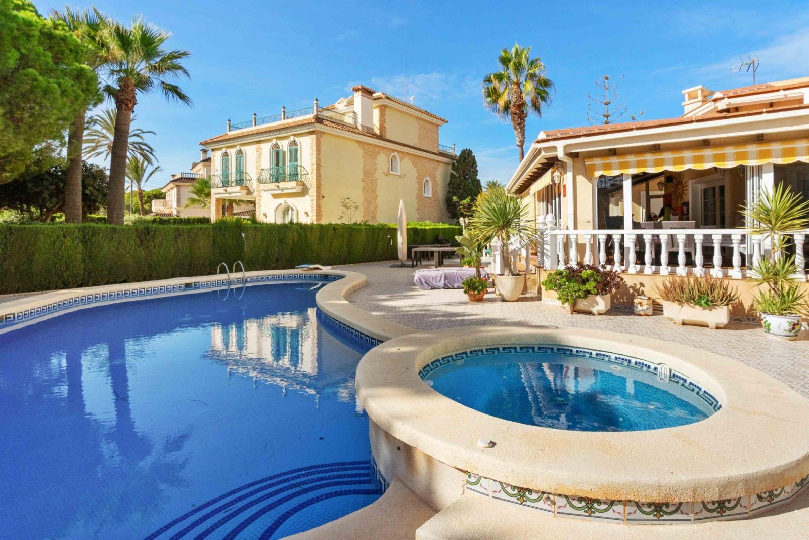 Magnifique villa comprenant 3 chambres, 4 salles de bains, une salle de sport, un sauna, un garage et une piscine privée, à seulement 1 km de la plage
