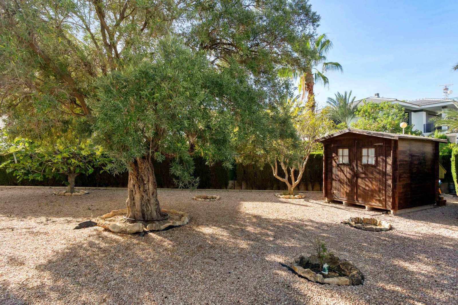 Magnifique villa comprenant 3 chambres, 4 salles de bains, une salle de sport, un sauna, un garage et une piscine privée, à seulement 1 km de la plage