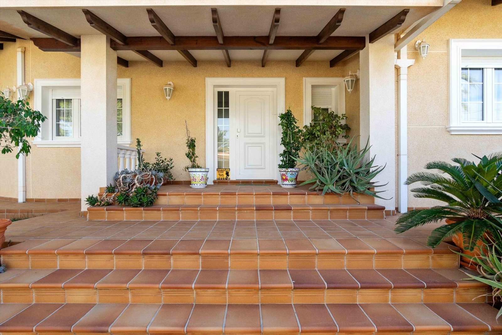 Magnifique villa comprenant 3 chambres, 4 salles de bains, une salle de sport, un sauna, un garage et une piscine privée, à seulement 1 km de la plage