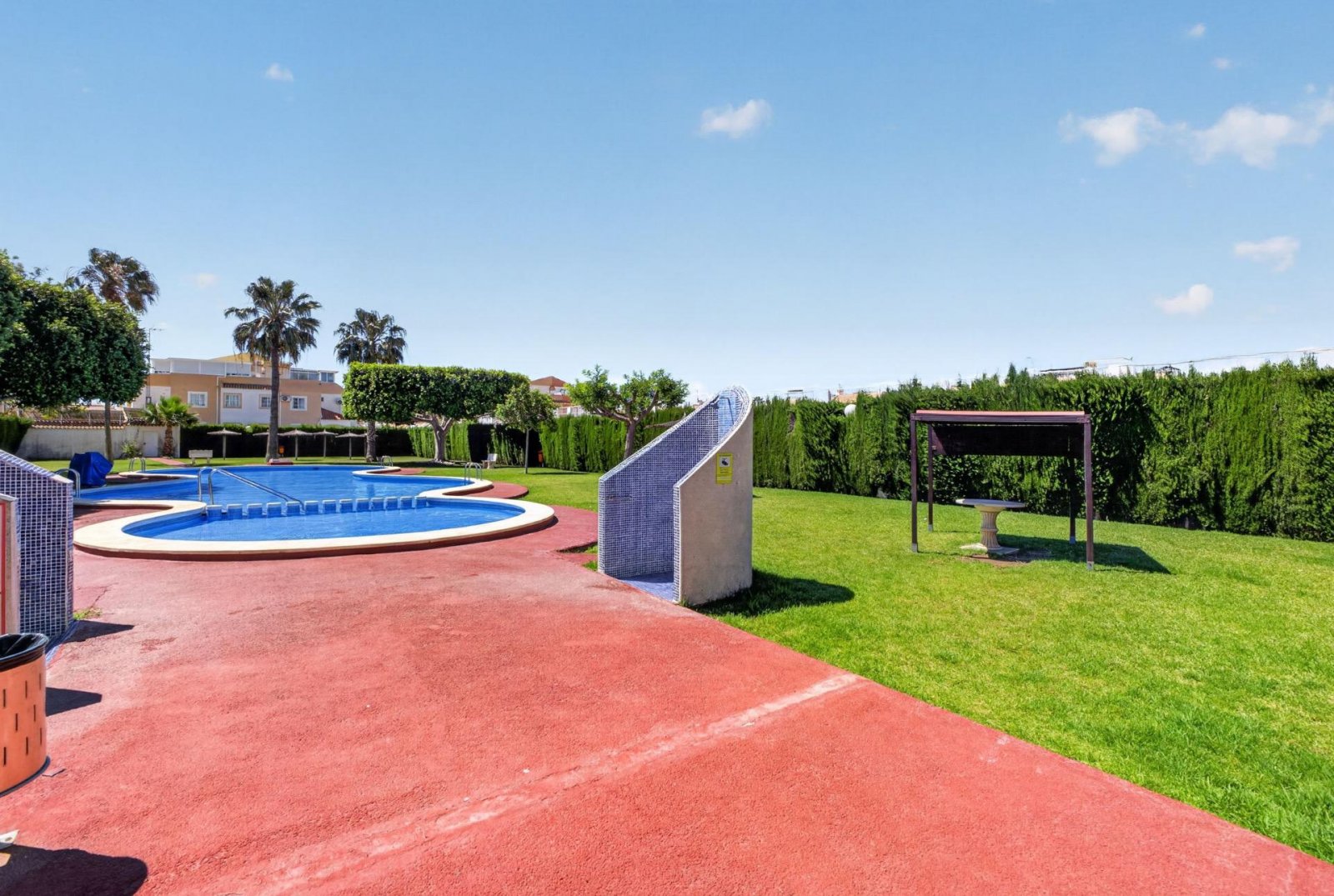 Appartement en rez-de-chaussée avec terrasse, patio et piscine communautaire