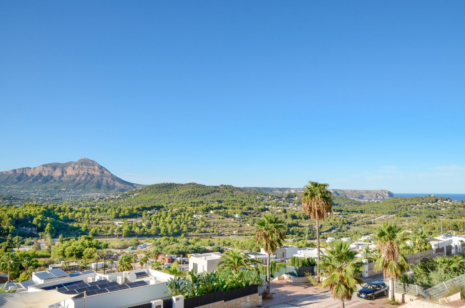 Élégante villa au design contemporain comprenant 4 chambres, 3 salles de bains, un abri pour voiture et une piscine privée