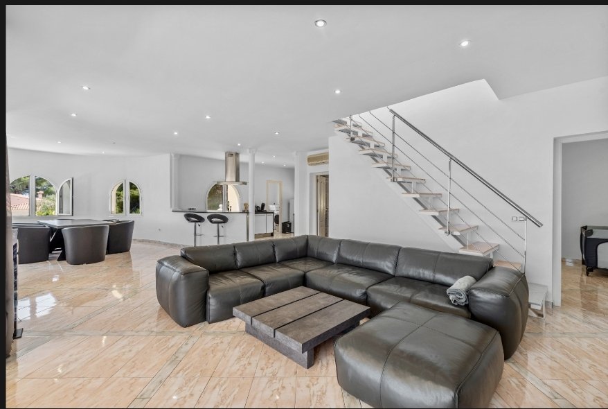 Villa exclusive, divisée en deux appartements identiques, avec piscine privée et vue sur la mer