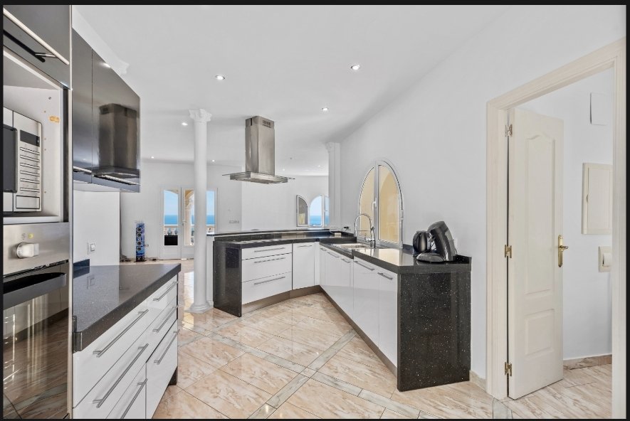 Villa exclusive, divisée en deux appartements identiques, avec piscine privée et vue sur la mer