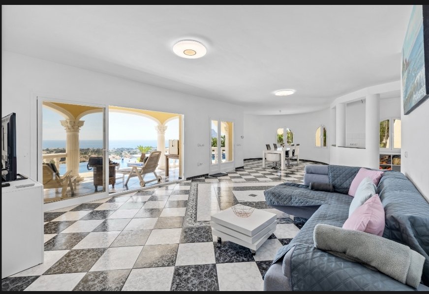 Villa exclusive, divisée en deux appartements identiques, avec piscine privée et vue sur la mer