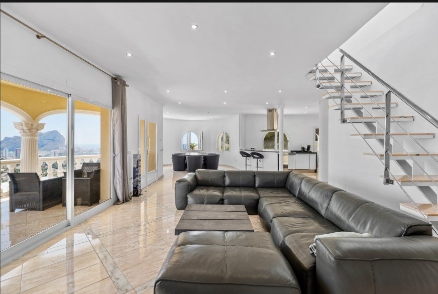 Villa exclusive, divisée en deux appartements identiques, avec piscine privée et vue sur la mer