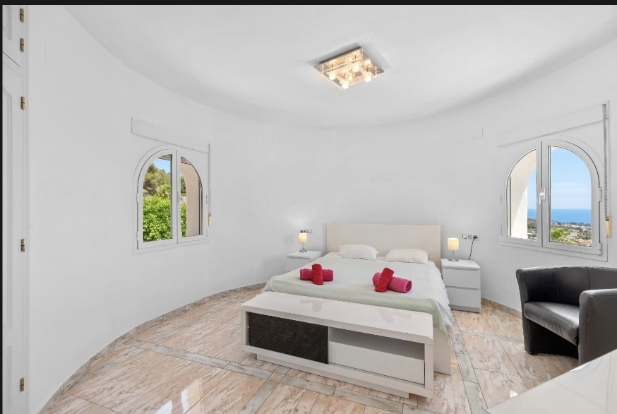 Villa exclusive, divisée en deux appartements identiques, avec piscine privée et vue sur la mer