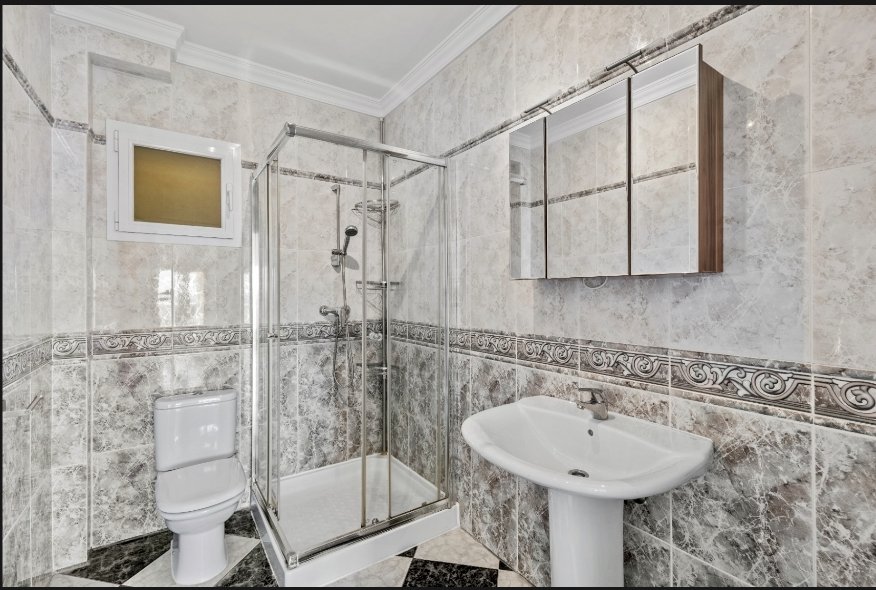 Villa exclusive, divisée en deux appartements identiques, avec piscine privée et vue sur la mer