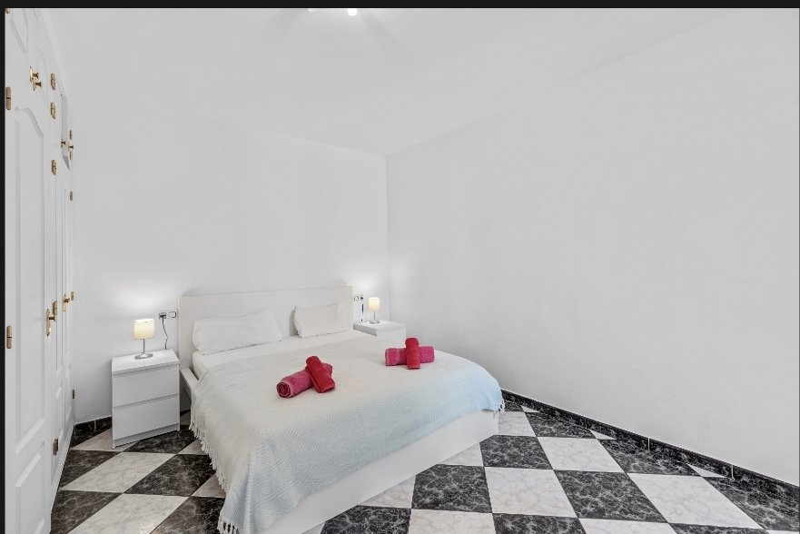 Villa exclusive, divisée en deux appartements identiques, avec piscine privée et vue sur la mer