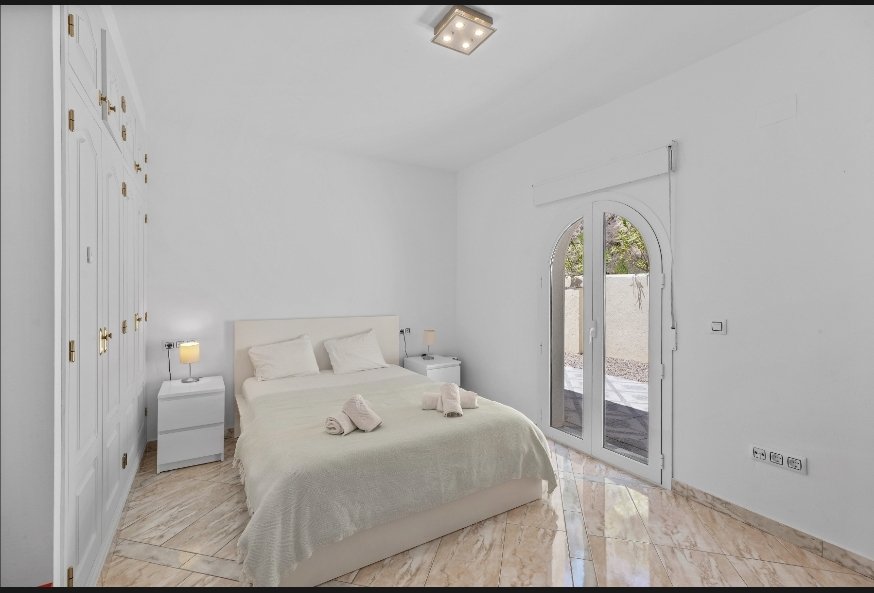 Villa exclusive, divisée en deux appartements identiques, avec piscine privée et vue sur la mer