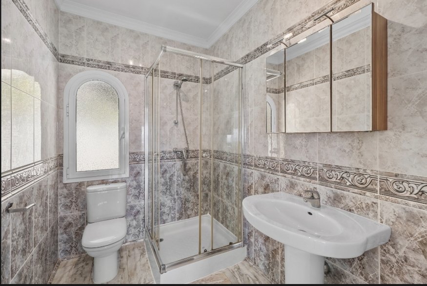 Villa exclusive, divisée en deux appartements identiques, avec piscine privée et vue sur la mer