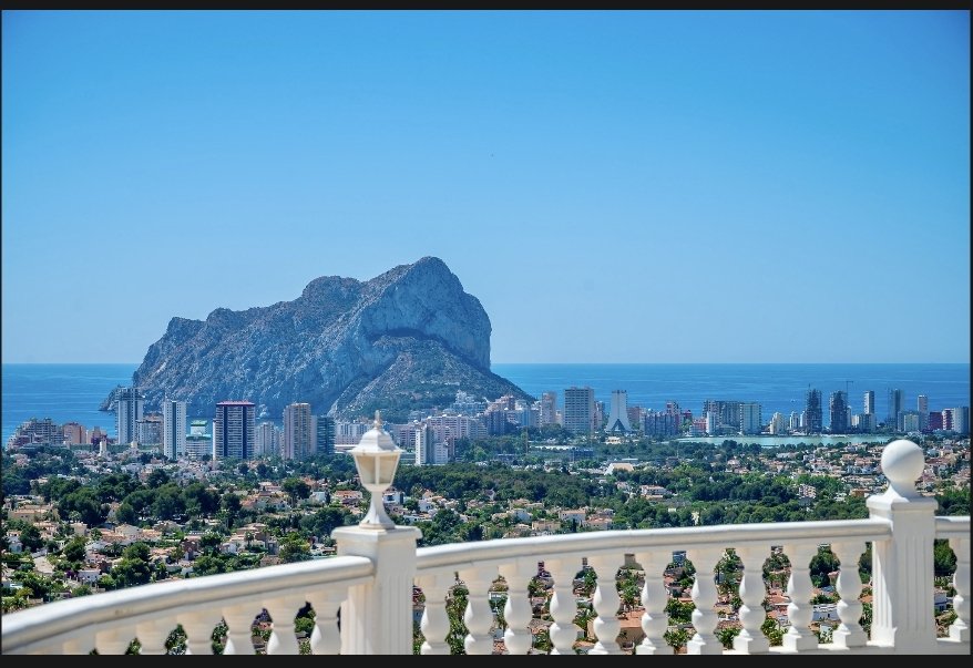 Villa exclusive, divisée en deux appartements identiques, avec piscine privée et vue sur la mer