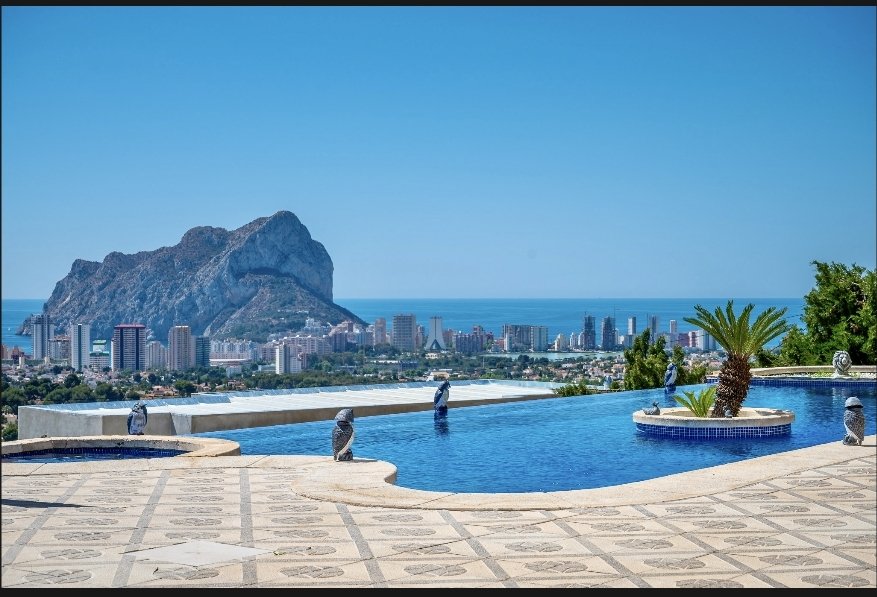 Villa exclusive, divisée en deux appartements identiques, avec piscine privée et vue sur la mer
