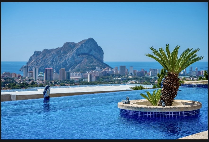 Villa exclusive, divisée en deux appartements identiques, avec piscine privée et vue sur la mer
