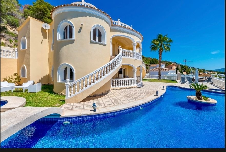 Villa exclusive, divisée en deux appartements identiques, avec piscine privée et vue sur la mer