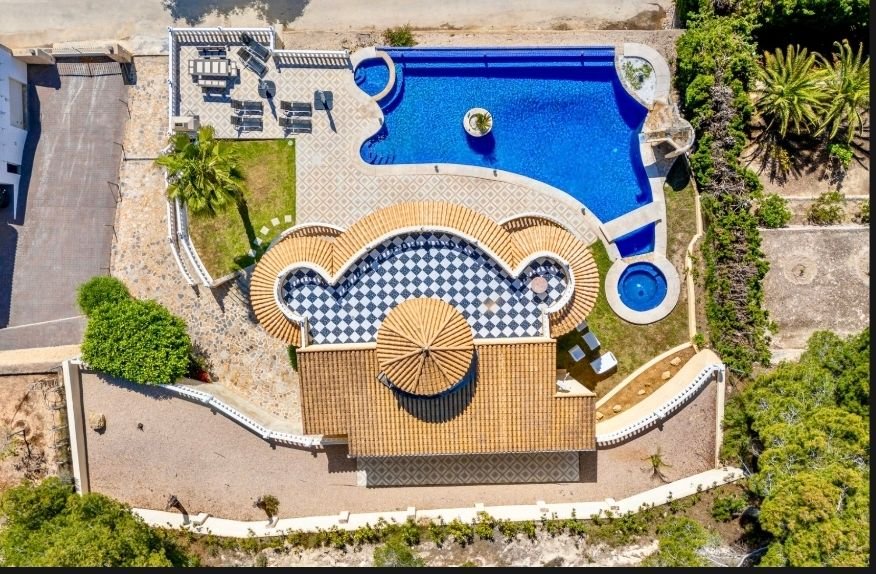 Villa exclusive, divisée en deux appartements identiques, avec piscine privée et vue sur la mer