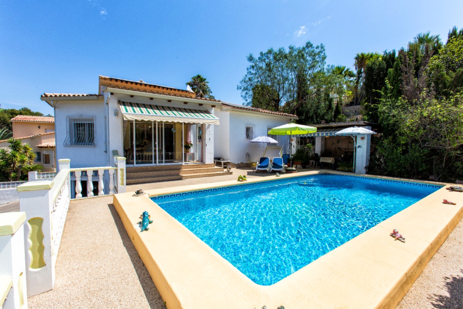 Villa avec un appartement pour invités, piscine à eau salée, panneaux solaires, vue sur la Bernia et emplacement calme près de la plage