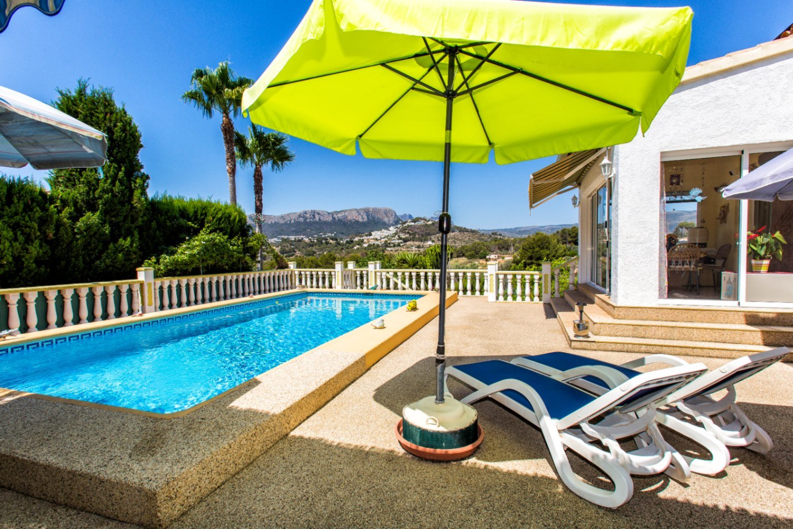 Villa avec un appartement pour invités, piscine à eau salée, panneaux solaires, vue sur la Bernia et emplacement calme près de la plage