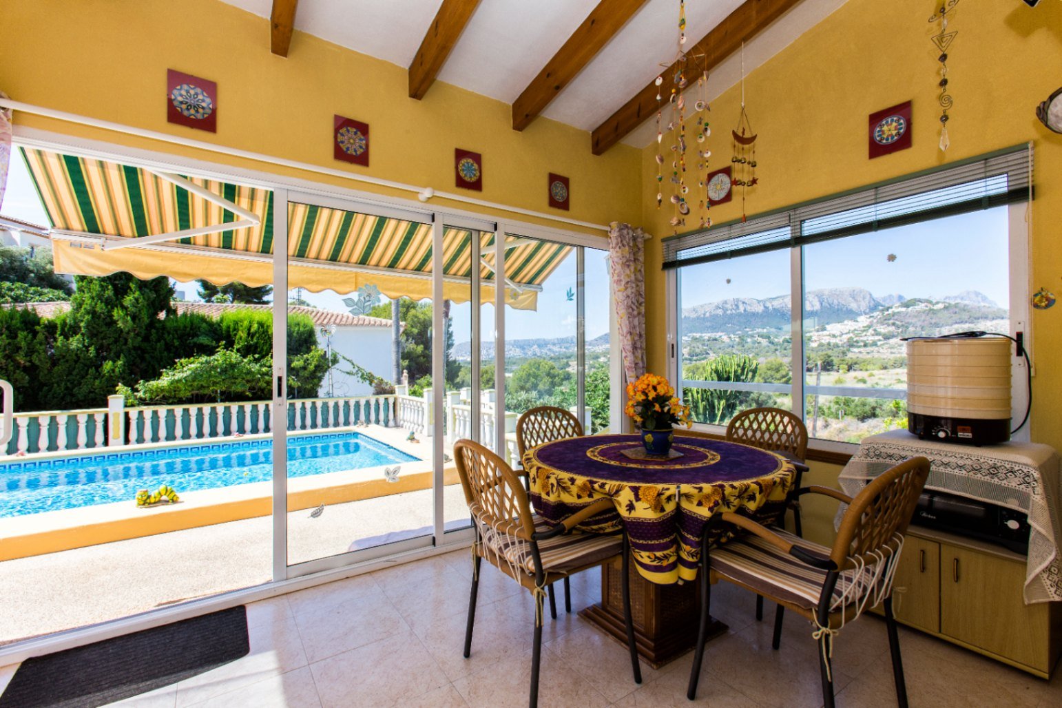Villa avec un appartement pour invités, piscine à eau salée, panneaux solaires, vue sur la Bernia et emplacement calme près de la plage