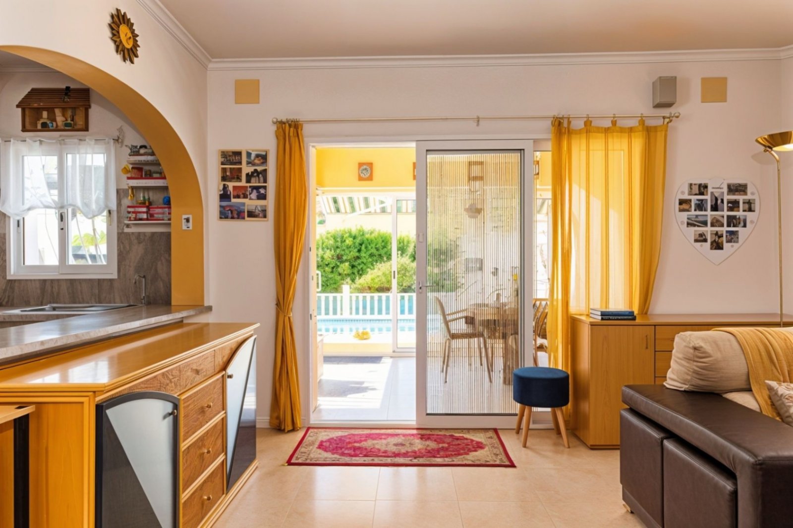 Villa avec un appartement pour invités, piscine à eau salée, panneaux solaires, vue sur la Bernia et emplacement calme près de la plage