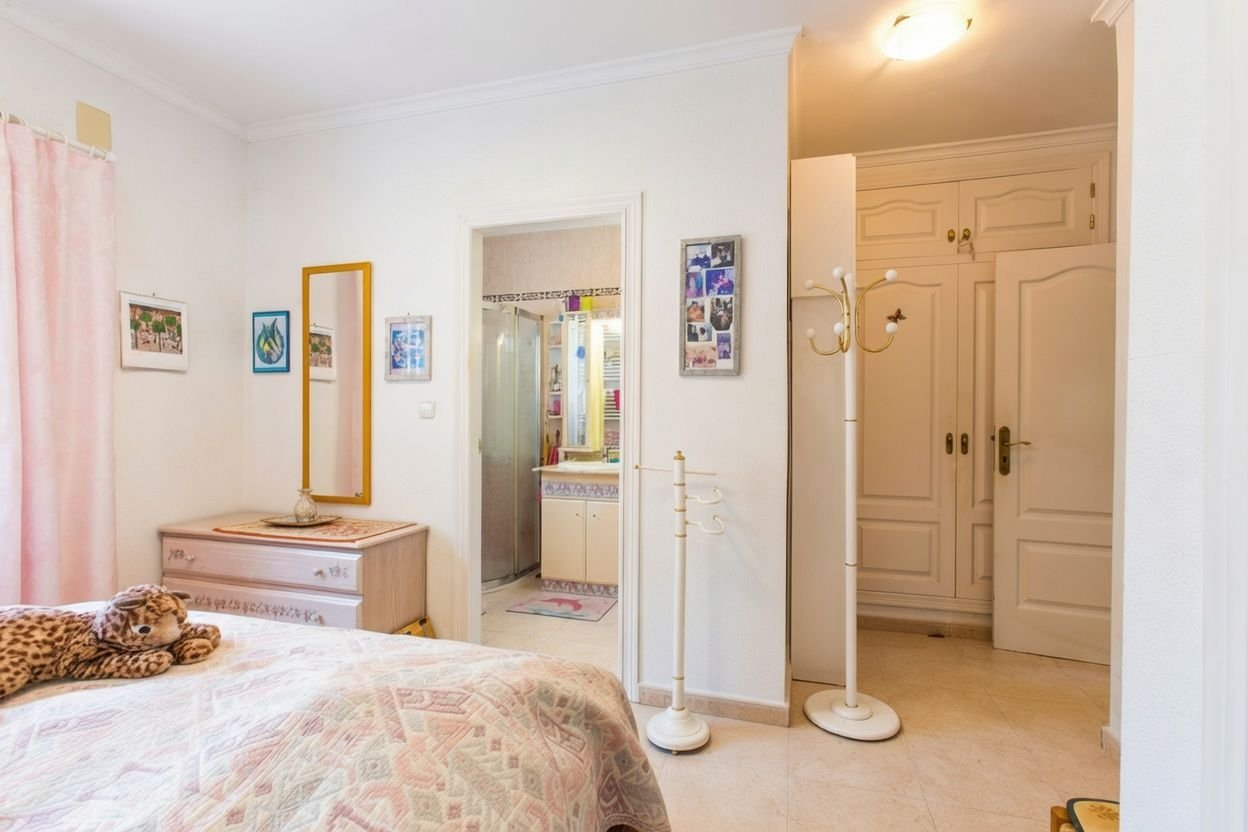 Villa avec un appartement pour invités, piscine à eau salée, panneaux solaires, vue sur la Bernia et emplacement calme près de la plage