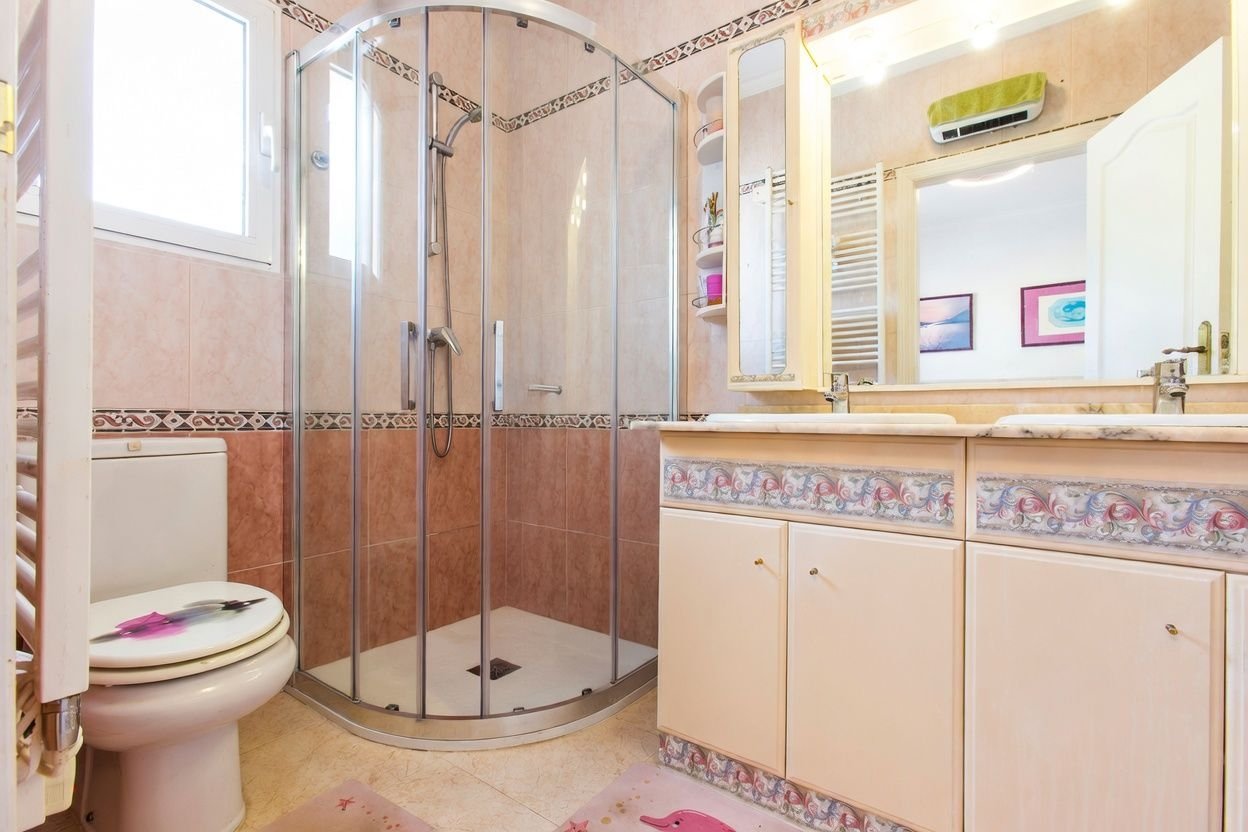 Villa avec un appartement pour invités, piscine à eau salée, panneaux solaires, vue sur la Bernia et emplacement calme près de la plage