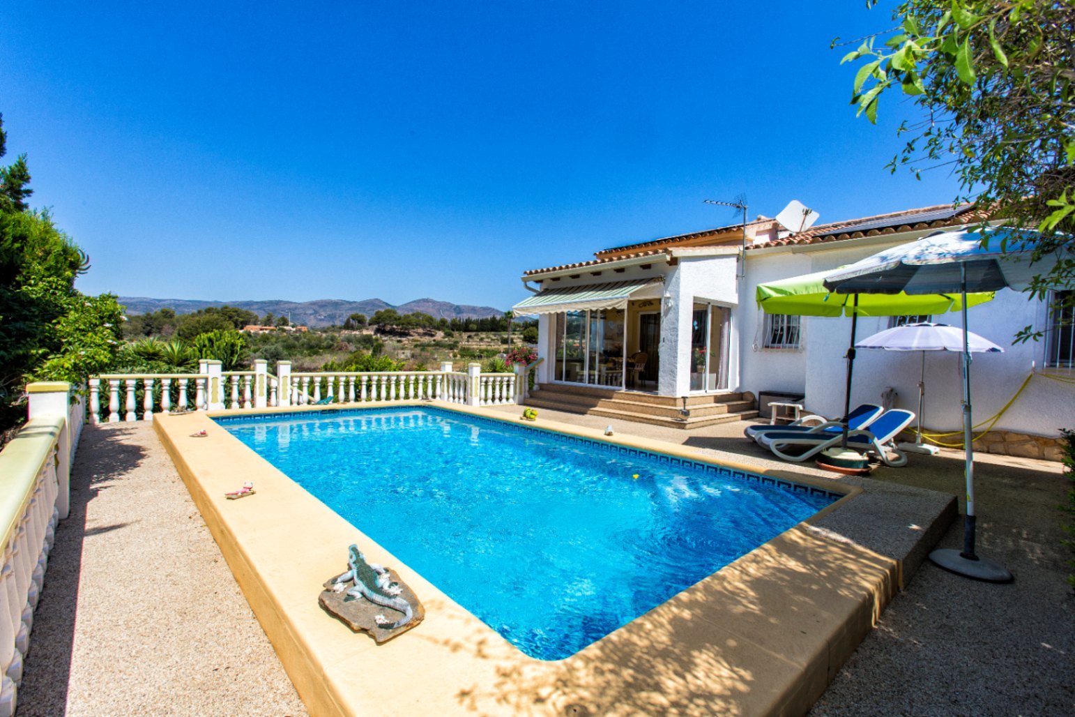 Villa avec un appartement pour invités, piscine à eau salée, panneaux solaires, vue sur la Bernia et emplacement calme près de la plage