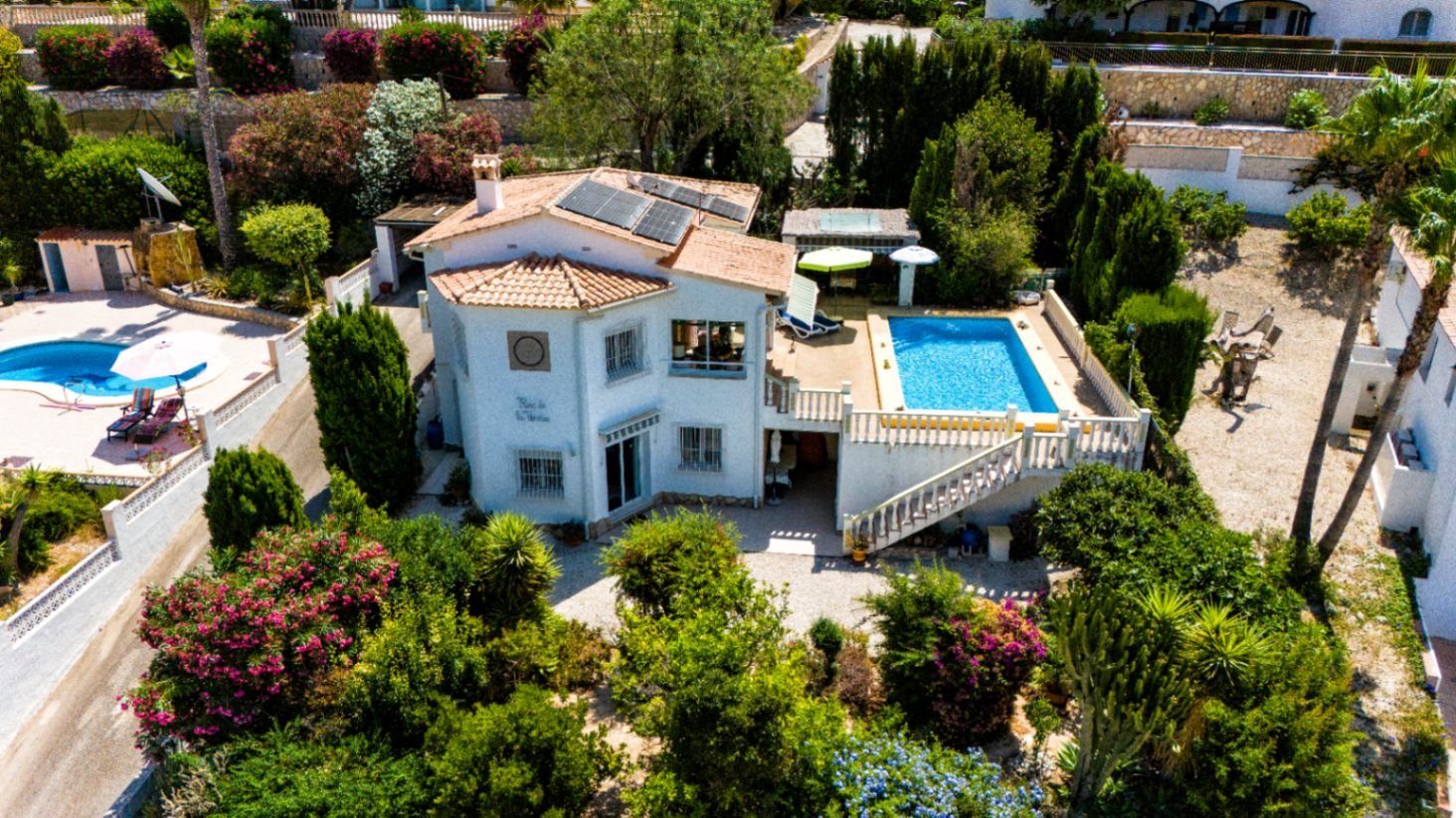 Villa avec un appartement pour invités, piscine à eau salée, panneaux solaires, vue sur la Bernia et emplacement calme près de la plage