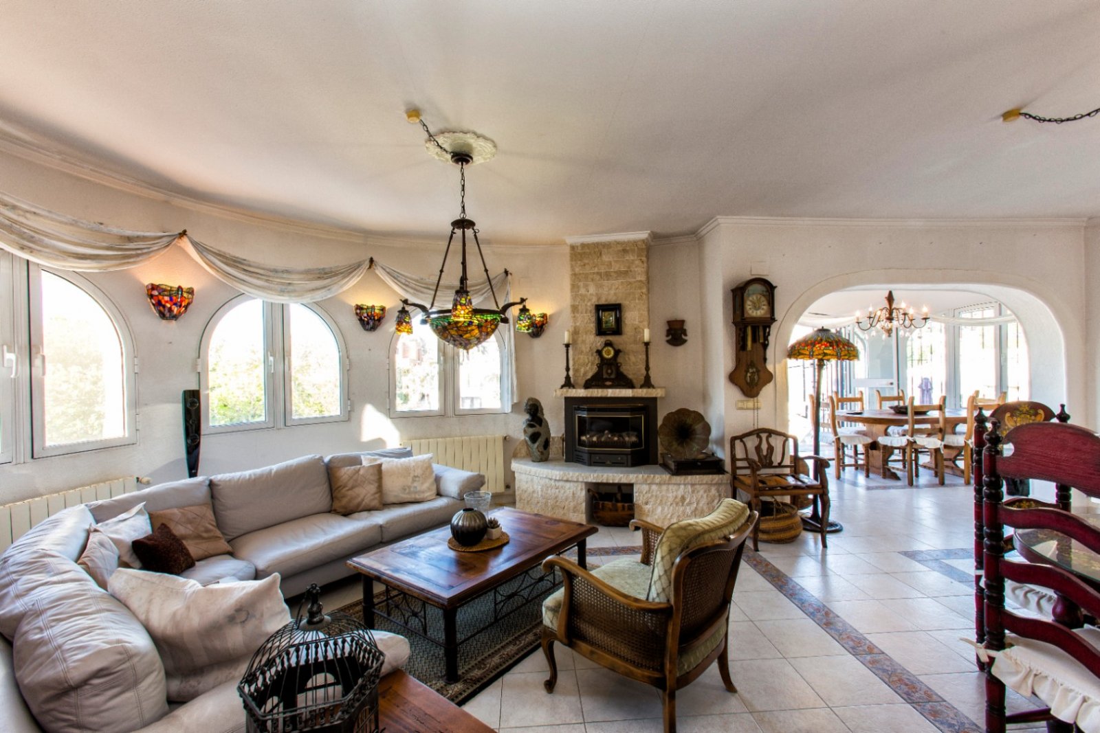 Villa traditionnelle et spacieuse avec piscine privée, garage et terrasse sur le toit avec vue sur la mer