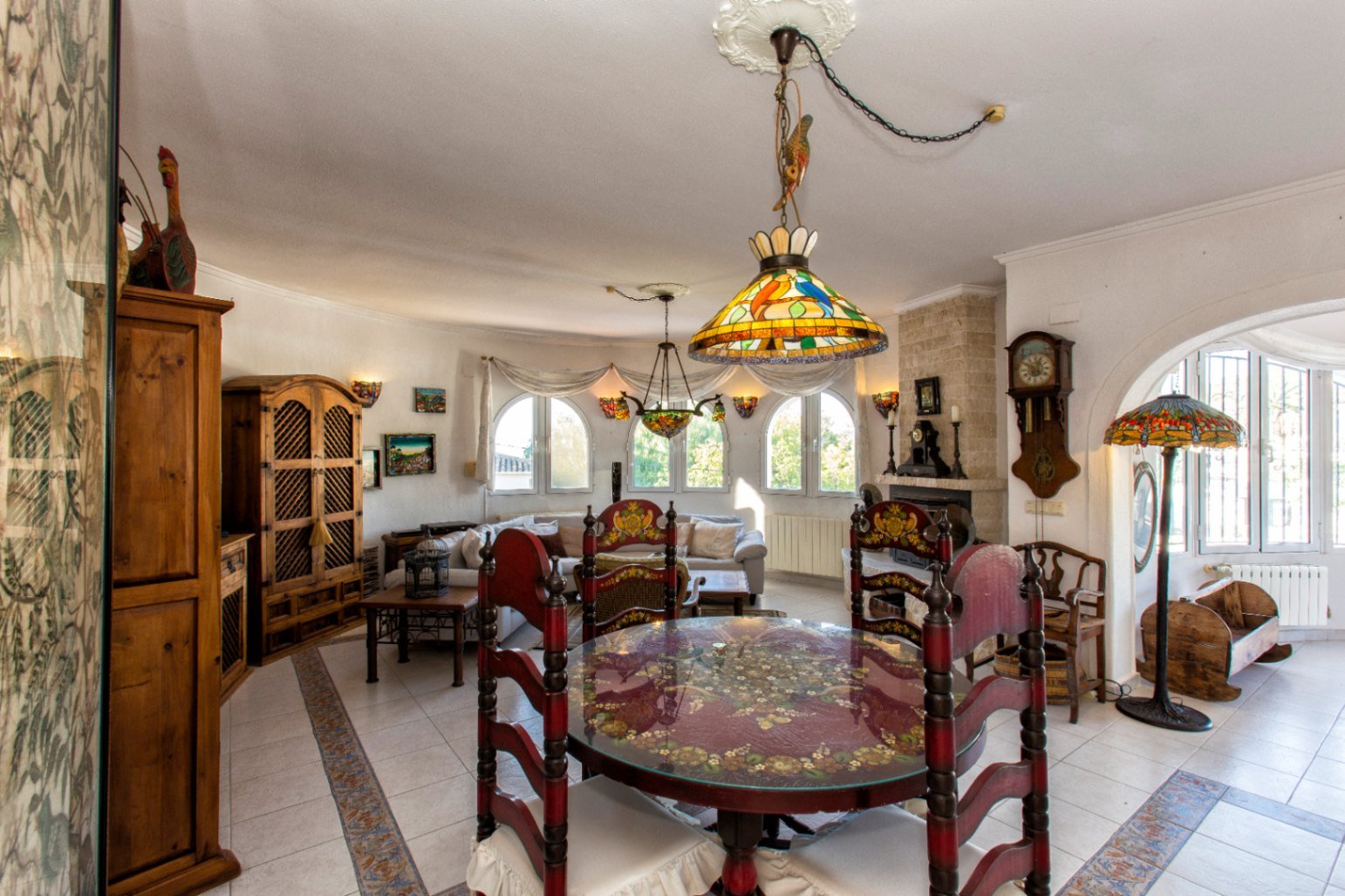 Villa traditionnelle et spacieuse avec piscine privée, garage et terrasse sur le toit avec vue sur la mer