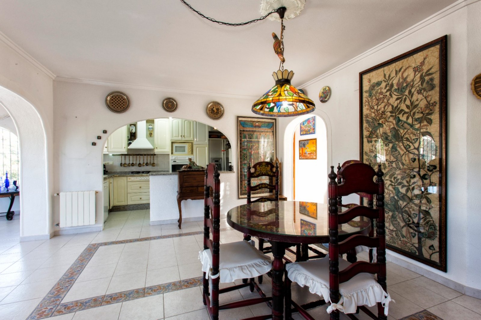 Villa traditionnelle et spacieuse avec piscine privée, garage et terrasse sur le toit avec vue sur la mer