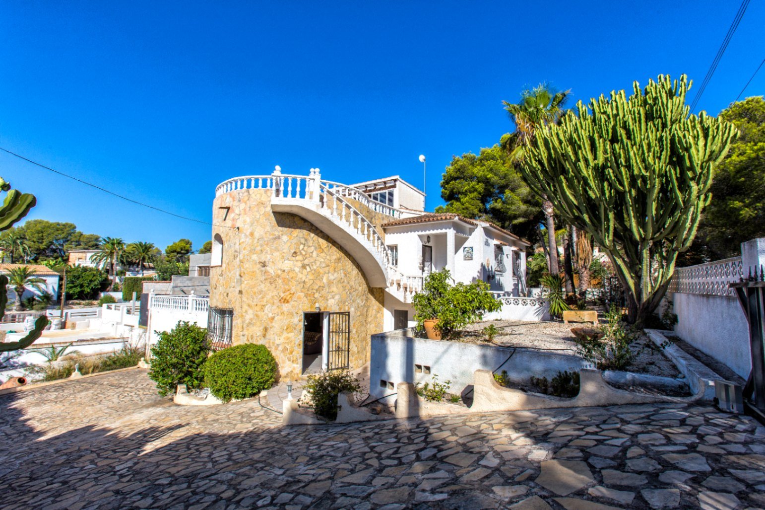 Villa traditionnelle et spacieuse avec piscine privée, garage et terrasse sur le toit avec vue sur la mer