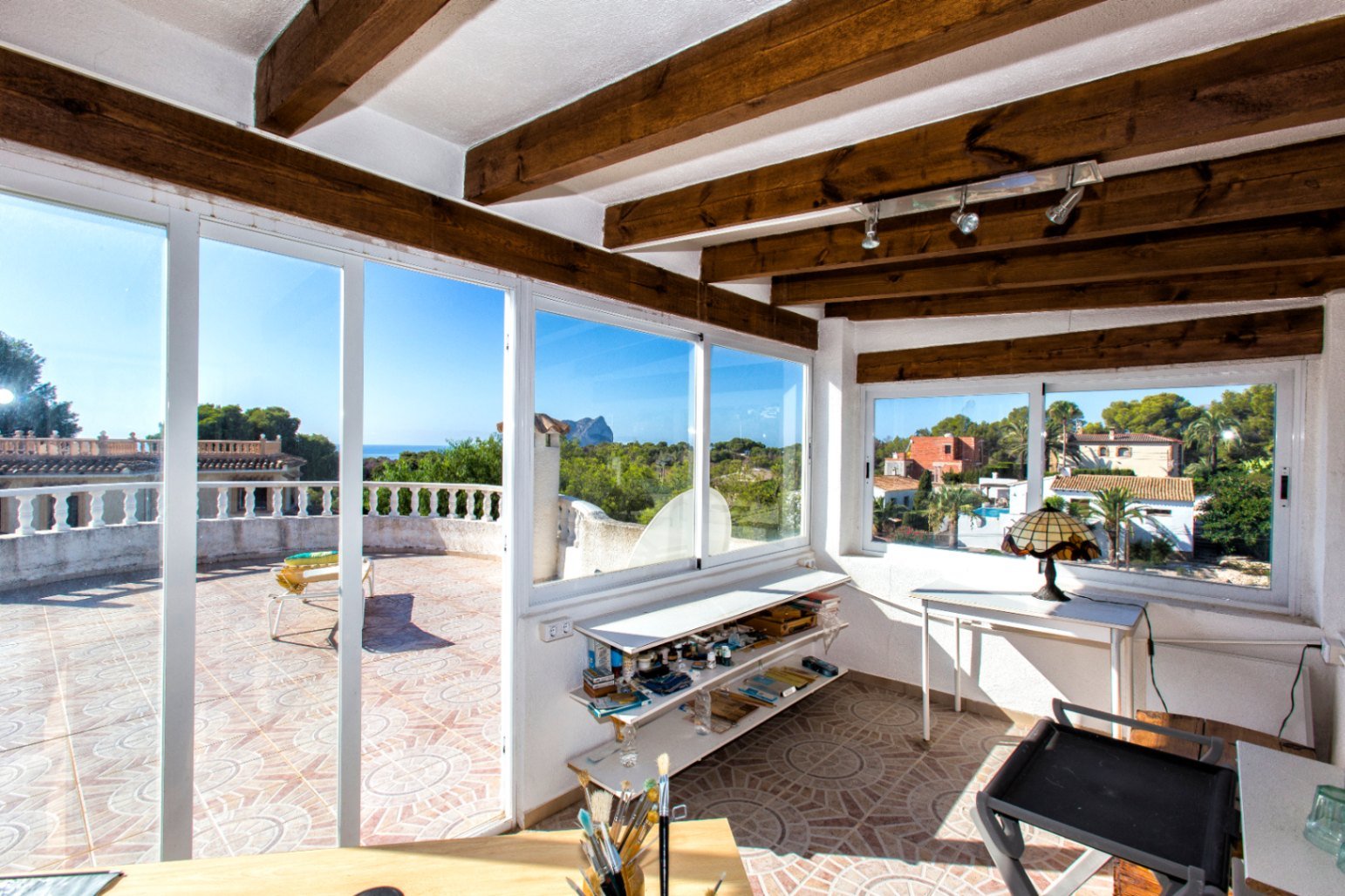 Villa traditionnelle et spacieuse avec piscine privée, garage et terrasse sur le toit avec vue sur la mer