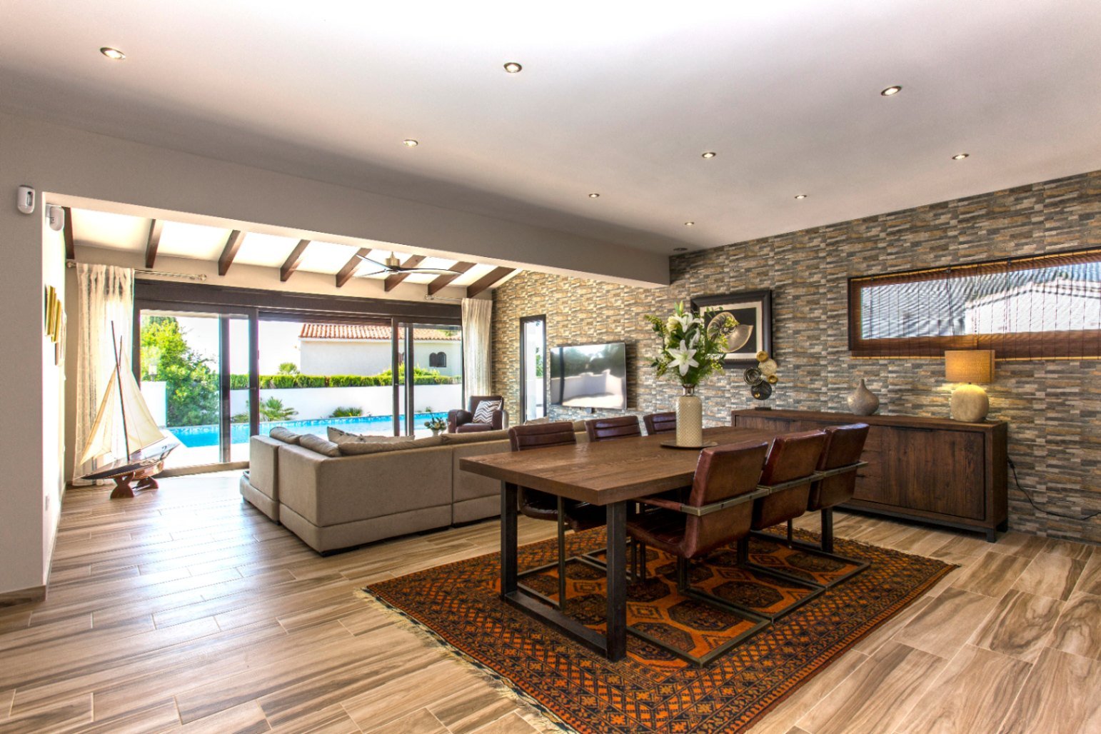 Villa rénovée avec style avec vue sur la mer, exposition sud, grande piscine, cuisine d'été, chauffage au sol, panneaux solaires et finitions de luxe