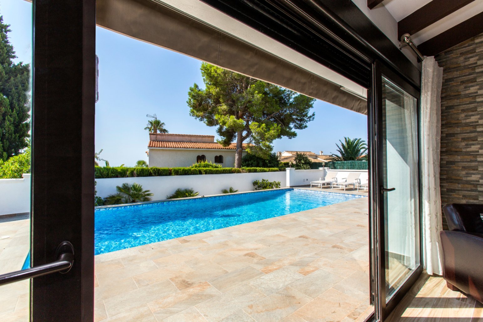 Villa rénovée avec style avec vue sur la mer, exposition sud, grande piscine, cuisine d'été, chauffage au sol, panneaux solaires et finitions de luxe