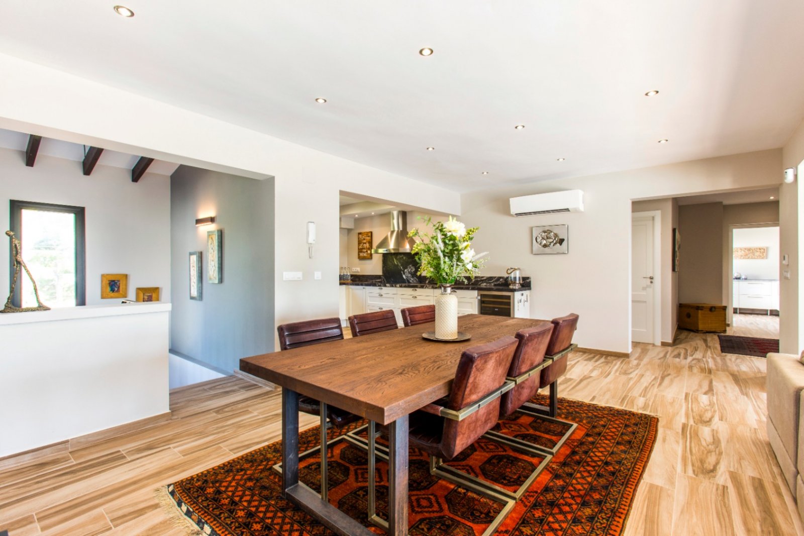 Villa rénovée avec style avec vue sur la mer, exposition sud, grande piscine, cuisine d'été, chauffage au sol, panneaux solaires et finitions de luxe