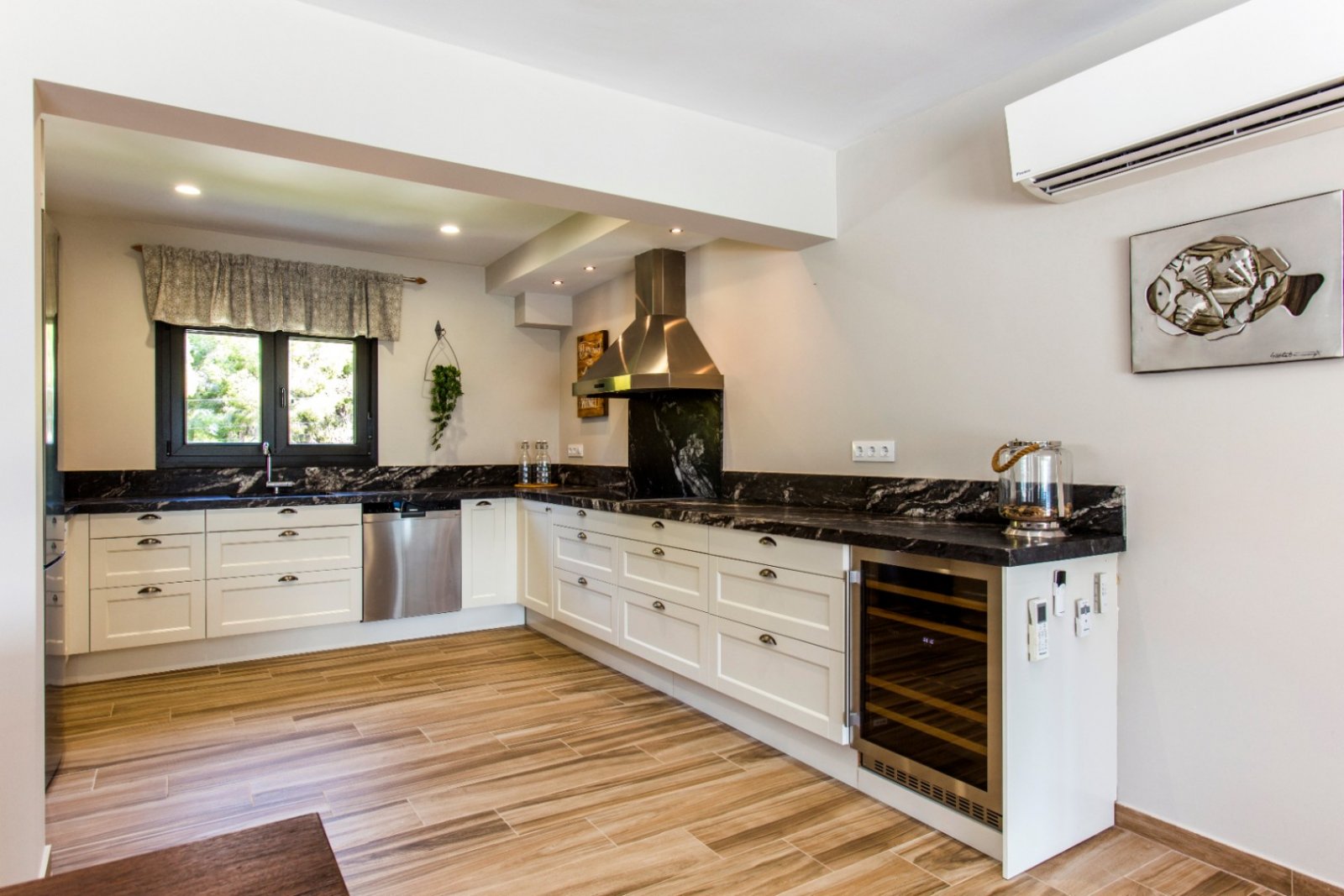 Villa rénovée avec style avec vue sur la mer, exposition sud, grande piscine, cuisine d'été, chauffage au sol, panneaux solaires et finitions de luxe