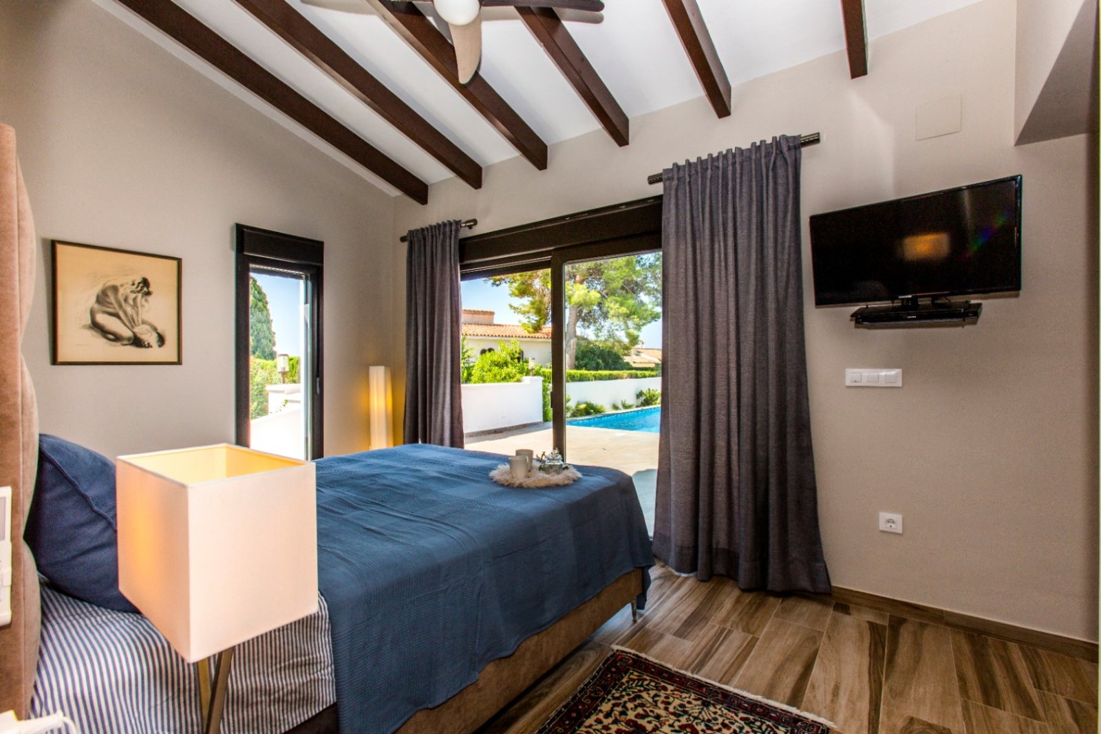 Villa rénovée avec style avec vue sur la mer, exposition sud, grande piscine, cuisine d'été, chauffage au sol, panneaux solaires et finitions de luxe
