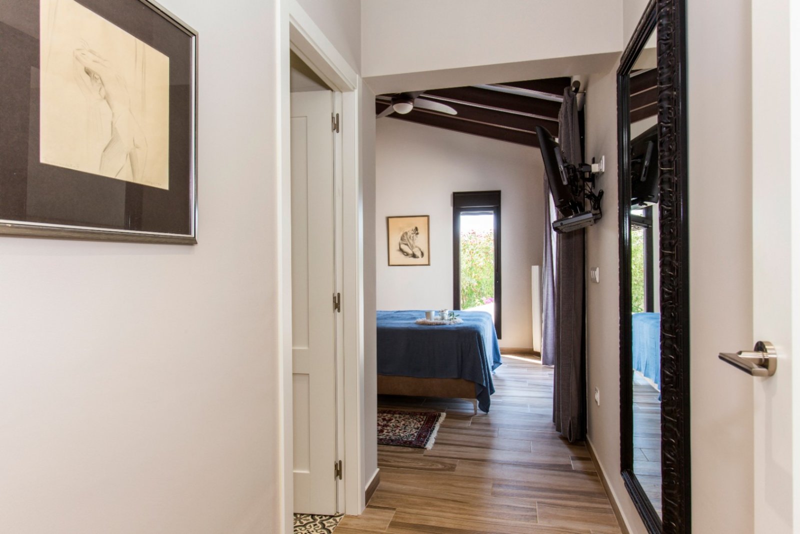 Villa rénovée avec style avec vue sur la mer, exposition sud, grande piscine, cuisine d'été, chauffage au sol, panneaux solaires et finitions de luxe