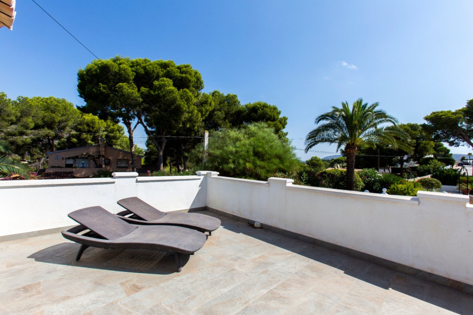 Villa rénovée avec style avec vue sur la mer, exposition sud, grande piscine, cuisine d'été, chauffage au sol, panneaux solaires et finitions de luxe