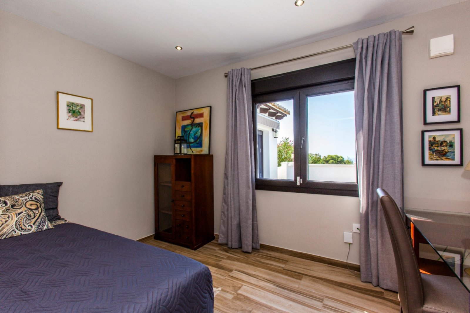 Villa rénovée avec style avec vue sur la mer, exposition sud, grande piscine, cuisine d'été, chauffage au sol, panneaux solaires et finitions de luxe