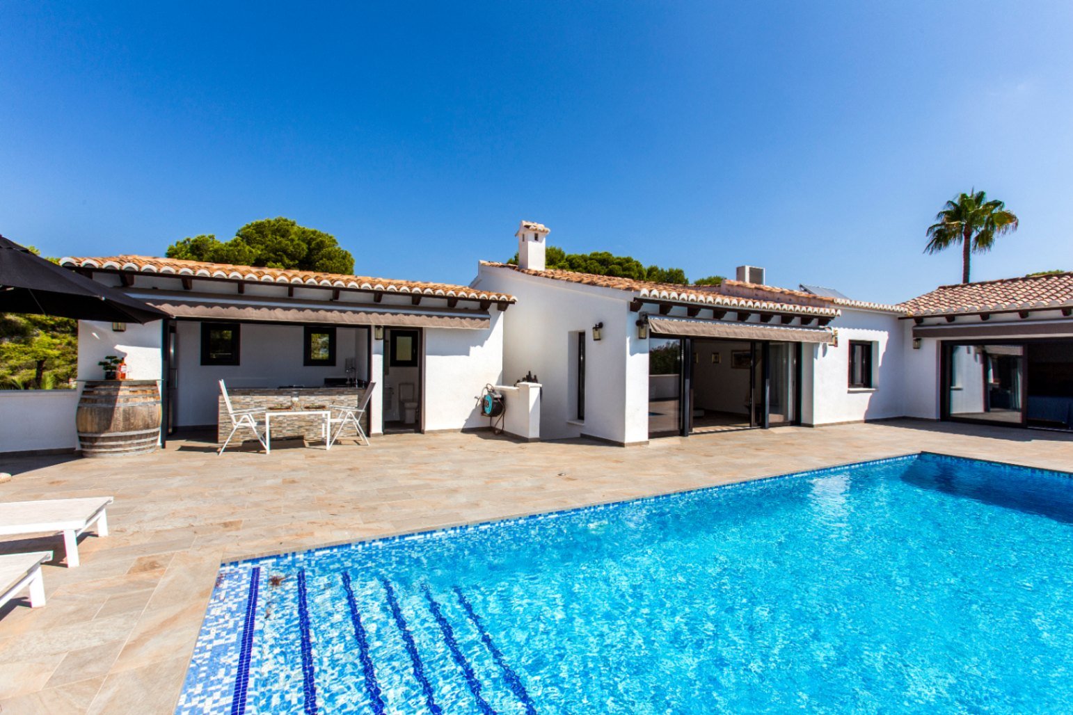 Villa rénovée avec style avec vue sur la mer, exposition sud, grande piscine, cuisine d'été, chauffage au sol, panneaux solaires et finitions de luxe