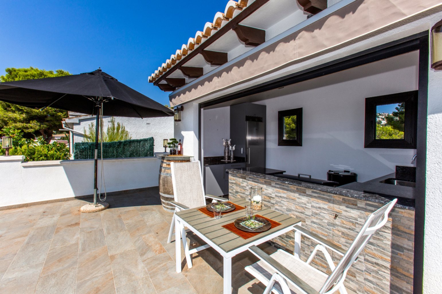 Villa rénovée avec style avec vue sur la mer, exposition sud, grande piscine, cuisine d'été, chauffage au sol, panneaux solaires et finitions de luxe